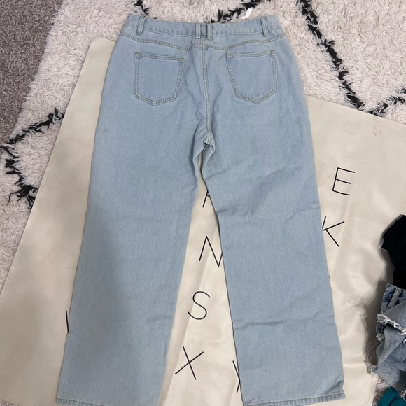 NEW! Wide leg light wash destroyed jeans - Picture 2 of 4